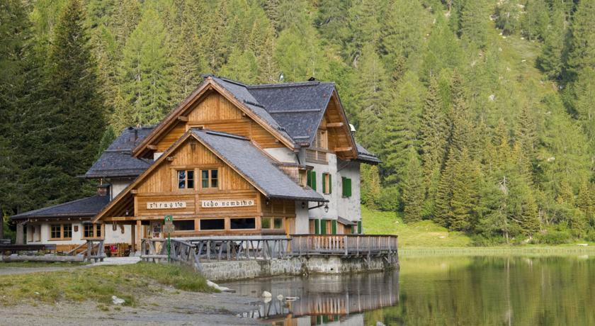 Rifugio Lago Nambino